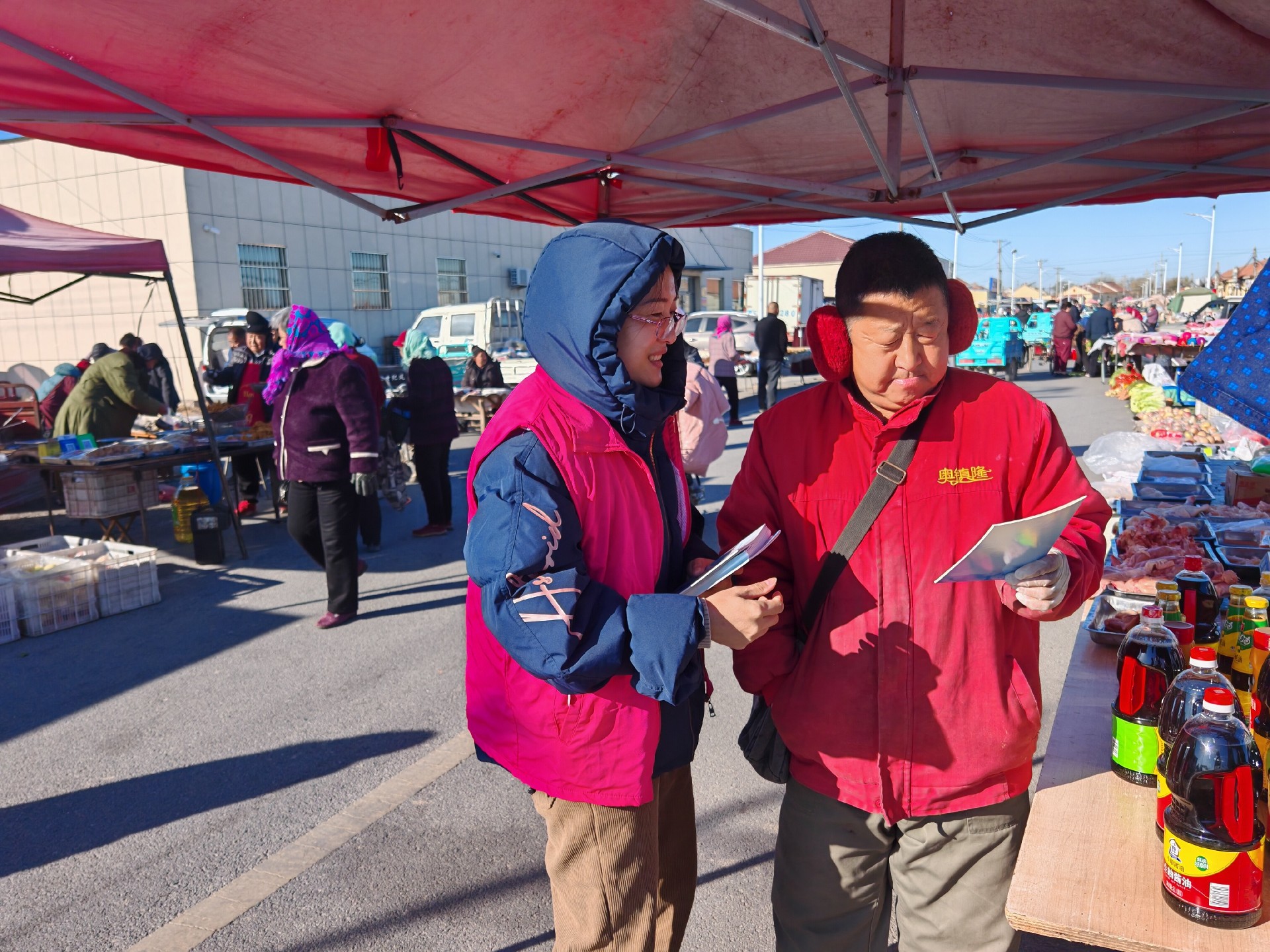 垦利区董集司法所“宪”身赶大集，共筑法治新集市 (3)_proc.jpg