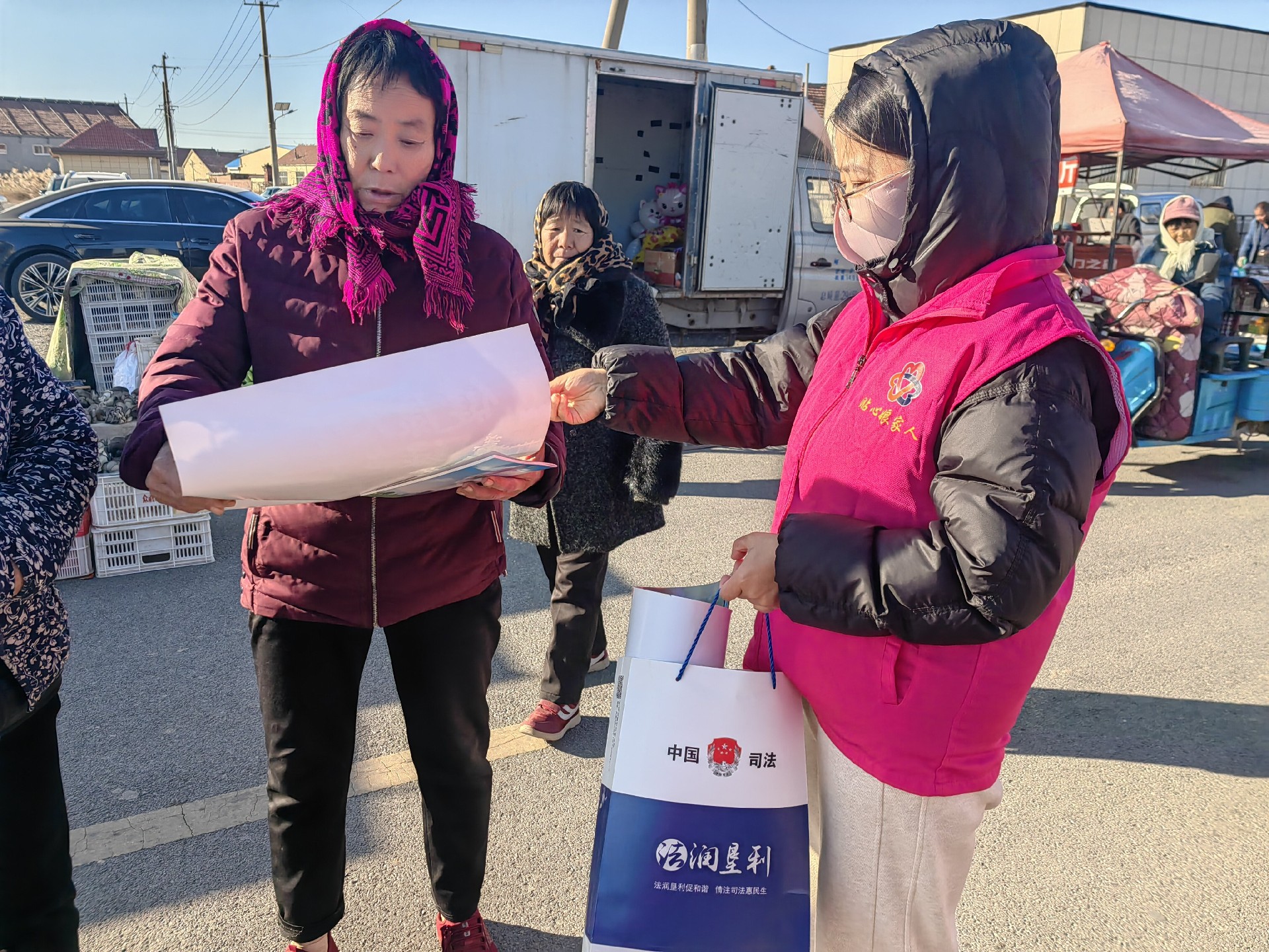 垦利区董集司法所“宪”身赶大集，共筑法治新集市 (5)_proc.jpg